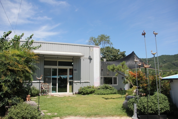 김희열작가부부와 마을 예술가들의 작업실, 어르신들이 직접 만든 도자기 솟대가 눈길을 끈다.