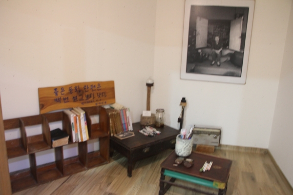 권정생동화나라에 재현해놓은 권정생 선생의 방