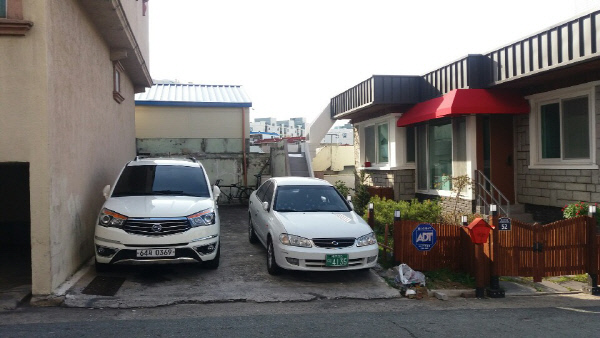 담장허물기로차를두대나주차한다