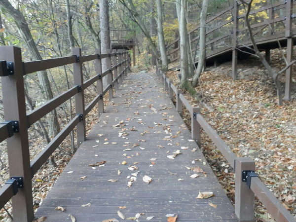 데크로조성된등산로길