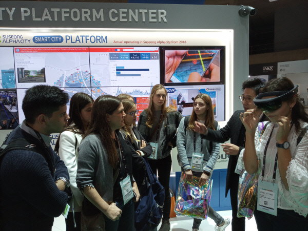 대구시전시장에서설명1