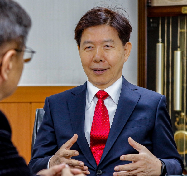 7일 오전 대구 동구 대구신문 본사에서 이효수 전 영남대 총장과 윤덕우 대구신문 주필 겸 편집국장이 신년 특별대담을 진행하고 있다. 전영호기자 