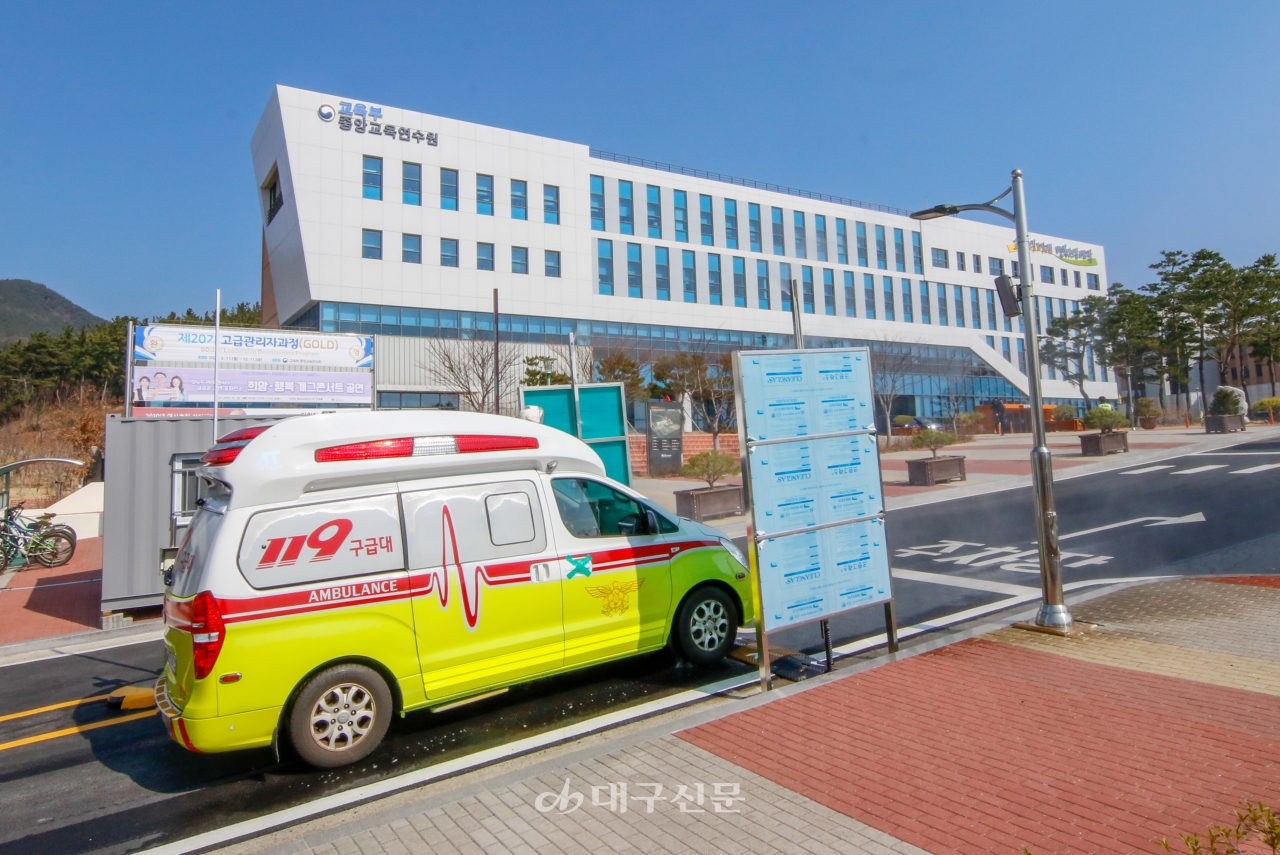 2일 ‘코로나19’ 경증환자 치료시설인 대구 1생활치료센터(중앙교육연수원)으로 환자를 태운 구급차가 들어가고 있다. 전영호 기자 riki17@idaegu.co.kr