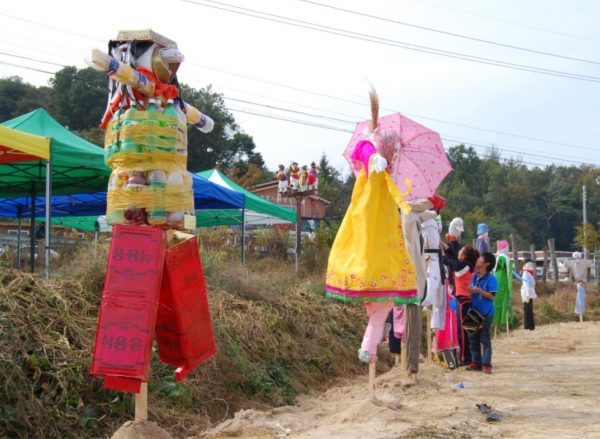 참가자들이 재료를 가져와서 자기만의 허수아비를 만드는 '허수아비축제'