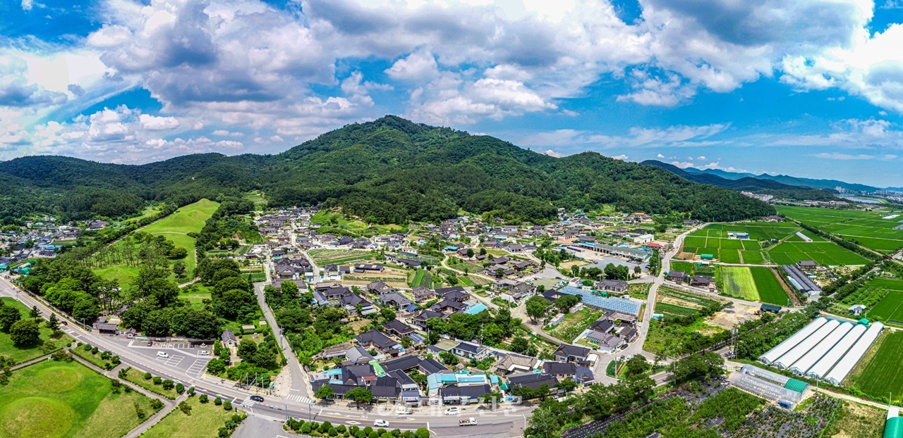 선도산에 안기듯이 자리잡고 있는 서악마을은 ‘문화재로 인해 피해를 보는 마을’이 아니라 ‘문화재로 인해 덕을 보는 마을’로 변신하고 있다. 전영호기자
