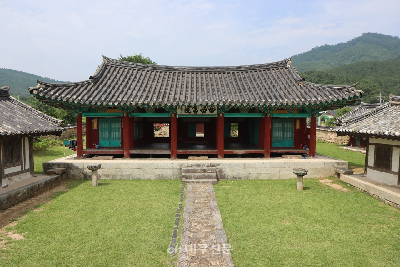 서악서원은 대원군의 서원철폐령에도 살아남은 사액서원으로 고택숙박체험장으로 활용되고 있다.