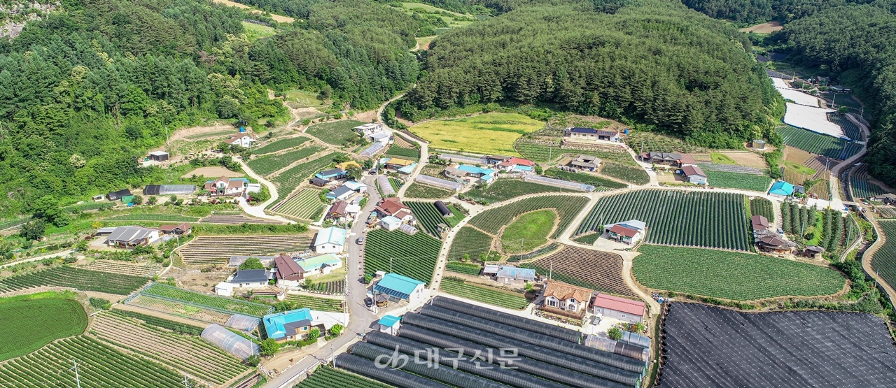 마을 입구에 있는 7개의 봉우리가 북두칠성을 닮아있다 해서 ‘칠성리’로 불리는 마을은 반변천을 따라 이어지는 기암괴석의 절벽이 빼어난 풍광을 자랑한다. 전영호기자