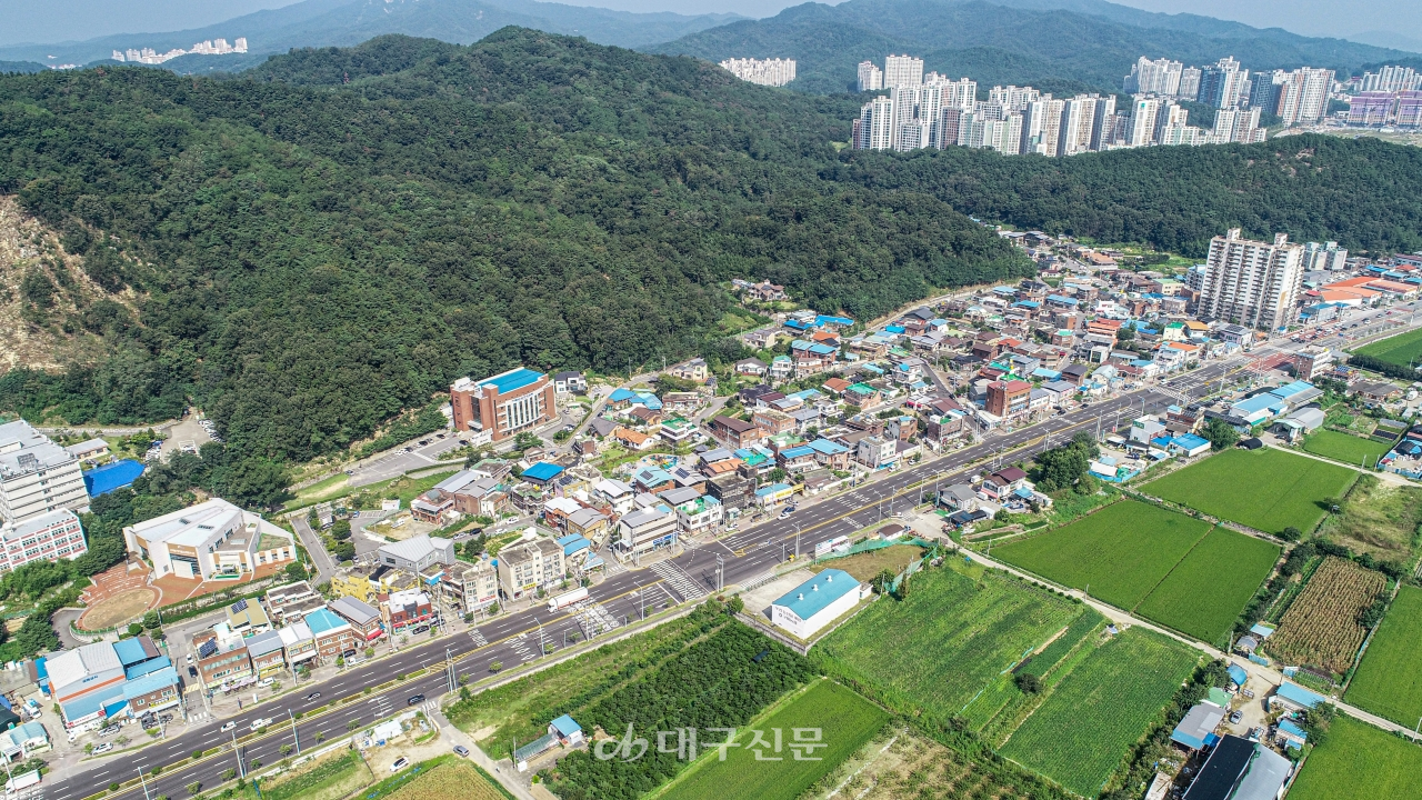 구미 발갱이들마을은 뒤로는 지산동산이 자리잡고 있고 앞으로는 발갱이들이라 불리는 비옥한 평야가 펼쳐져있다.발갱이들은 고려 왕건이 견훤의 아들 신검의 부대를 물리치고 발본색원했다 하여 발검들이라 불리다가 발갱이들로 바뀌었다.왼쪽 아래에 원형공연장을 갖춘 발갱이들소리 전수관이 보인다. 전영호기자
