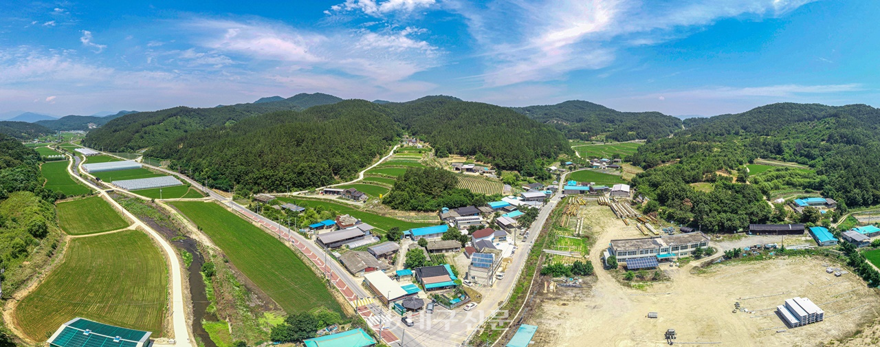 의성군 단밀면 장승배기 마을은 송상, 새동네, 솔티 등 세 개의 자연부락이 합쳐진 마을이다.사진에 보이는 마을은 그중에서 송상마을이다.마을 입구에 오래전 천하대장군, 지하여장군이라 새긴 커다란 장승이 서있다고 전해지지만 지금은 찾아 볼 수가 없다.전영호기자 riki17@idaegu.co.kr