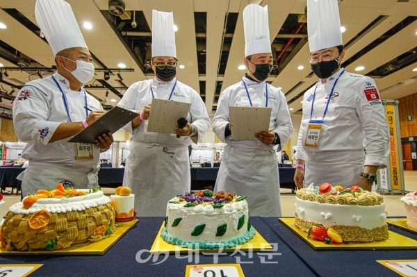 10일 대구 북구 엑스코에서 열린 ‘제1회 대구·경북 디저트 디자인 경연대회’에서 심사위원들이 출품작을 살펴보고 있다. 전영호기자 riki17@idaegu.co.kr
