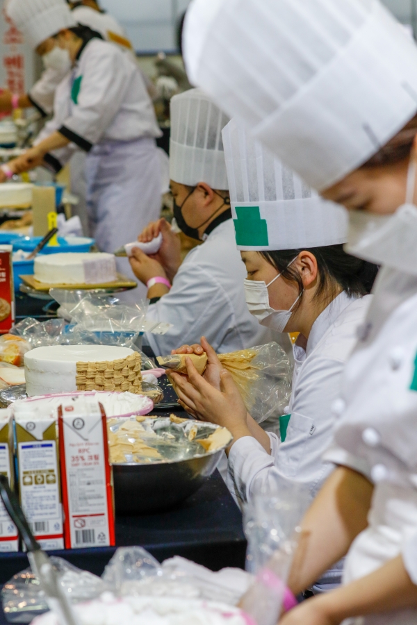 10일 대구 북구 엑스코에서 열린 ‘제1회 대구·경북 디저트 디자인 경연대회’에서 참가자들이 우리 농산물을 이용한 생크림 케이크를 만들고 있다. 이번 대회는 ‘제7회 대구·경북 중소·벤처기업 대축전’과 공동 주최됐다. 전영호기자