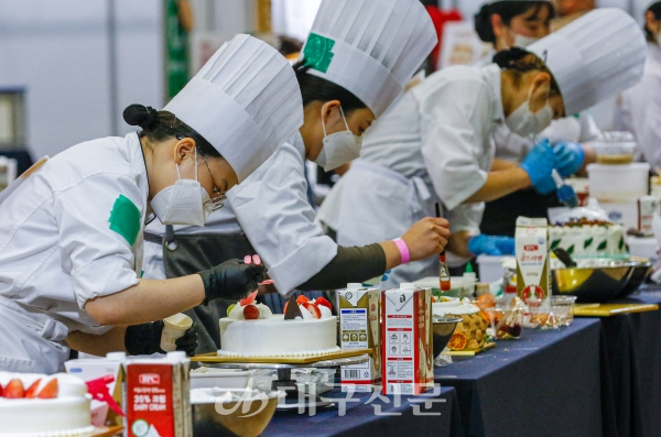 10일 대구 북구 엑스코에서 열린 ‘제1회 대구·경북 디저트 디자인 경연대회’에서 참가자들이 우리 농산물을 이용한 생크림 케이크를 만들고 있다. 전영호기자