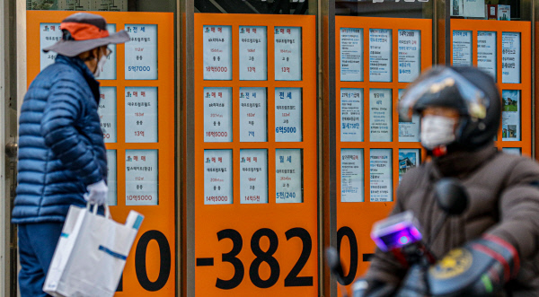 수성구지역공인중개사사무소앞