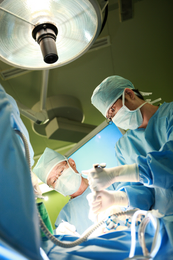 영남대병원_수술중인교수진