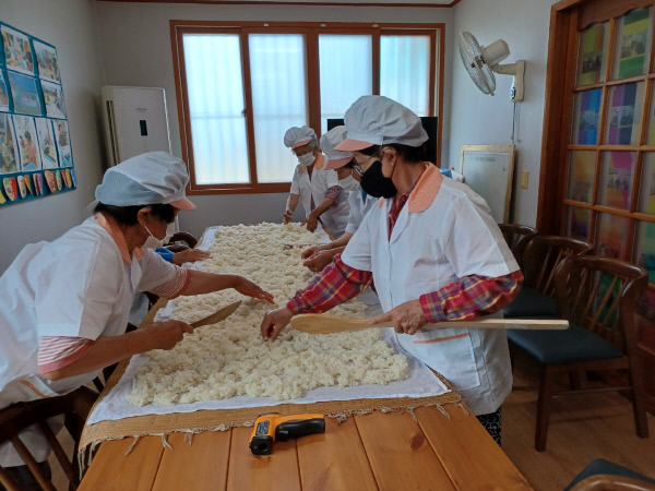 의성마을이야기-막걸리담기