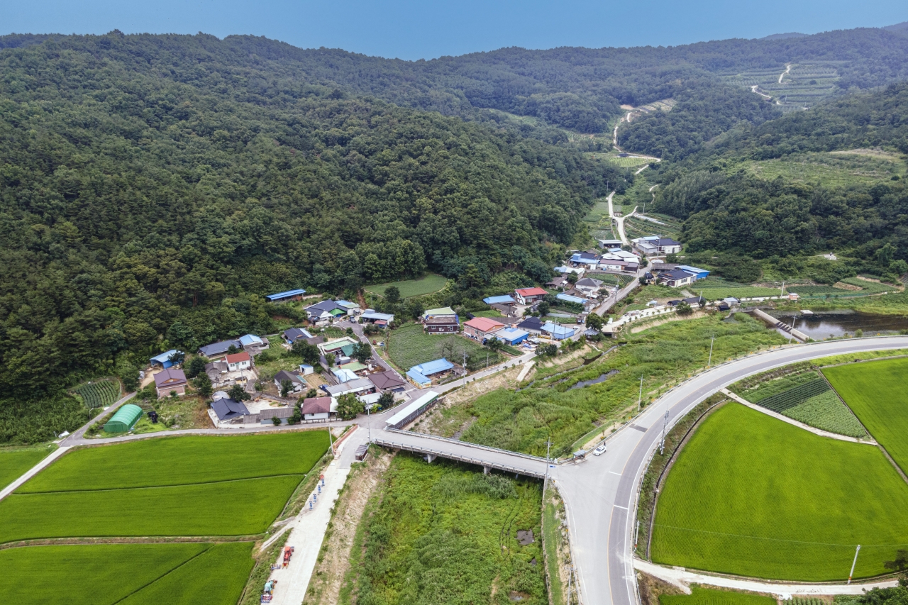 마을 앞으로 비산천이 흐르고 뒷산이 포근하게 감싸안고 있는 배산임수의 입지조건을 가진 모흥3리는 따스한 정과 사랑이 살아 숨쉬는 정겨운 마을로 알려져 ‘찾아오고 싶은 마을, 살고 싶은 마을’로 꼽히고 있다.