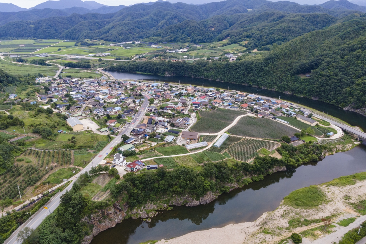 청송군 8개면 136개 마을 중에서 가장 규모가 큰 청운마을은 전통문화와 편리함이 공존하는 마을이다.