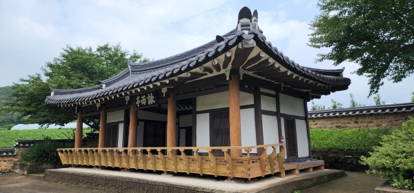 청운마을 입향조인 ‘영이 황덕필’의 공덕을 기리기 위해 세운 정자 ‘영이정’.