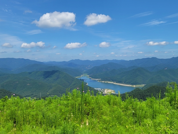 맑은 공기와 시원한 바람을 맞으며 발아래 놓인 풍경을 내려다보면 가슴이 뻥 뚫린다.