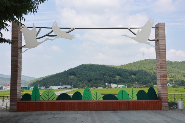 학수고대 복합문화공간 옆에 자리한 포토존. 이곳은 때로는 학춤을 추는 무대가 되기도 하고 밤하늘의 별을 보는 공간이 되기도 한다.