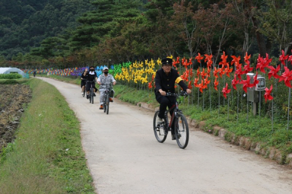 교복입고자전거타기
