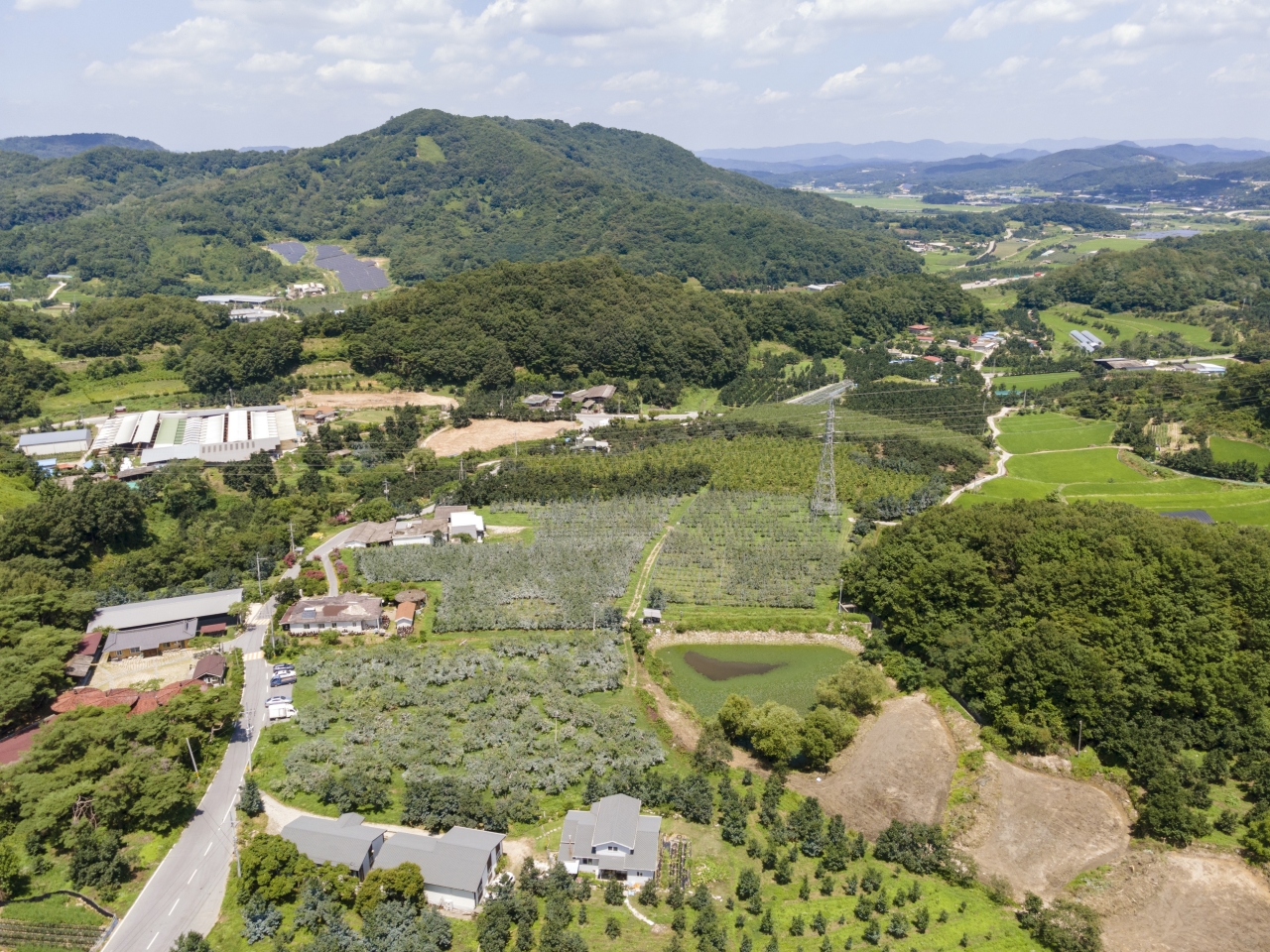상주 승곡체험휴양마을은 갑장산을 배경으로 강변의 넓은 들판에선 쌀을 비롯한 온갖 먹거리가 풍성한 곳이다. 400년의 역사를 가진 양진당을 비롯해 오작당과 옥류정, 장천서원(추원당) 등 숱한 문화재를 품고 있는 마을이다.