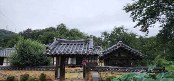 경상북도 민속문화재 제 32호 오작당은 조정 선생의 12대 후손이 거주하면서 고택체험을 하고 있다.