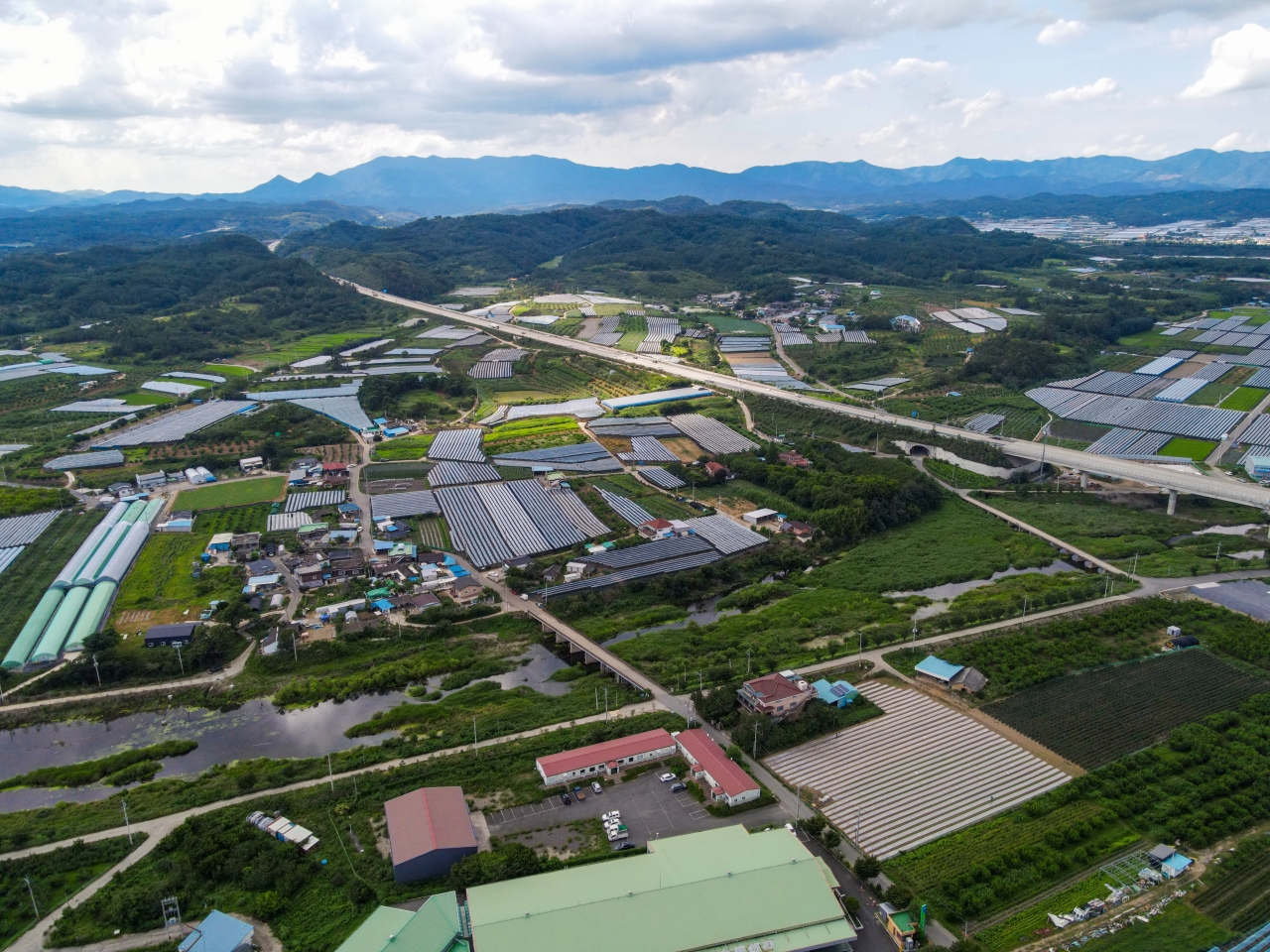 하명과 갈마 두개의 자연부락이 있는 매산 2동은 높지 않은 야산으로 둘러싸여 있으며 마을 앞을 고현천이 흐르고 있어, 일찍부터 과수 농업이 발달했고, 마치 반월(半月)처럼 생긴 주위 지역을 풍성하게 만들고 있다.