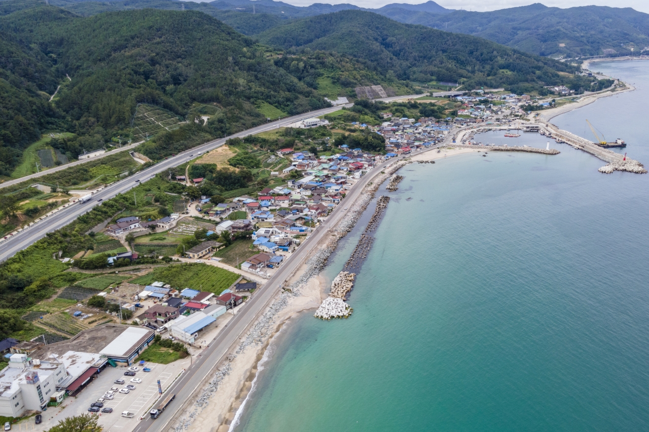 백석1리는 철암산 자락의 계곡부 아래, 동쪽으로는 동해바다와 면하고 서쪽으로는 산지가 형성되어 있어 태풍이나 집중호우 또는 해일 등 각종 자연재해의 위협에 노출되어 있었다. 이제는 재난재해 예방형 마을 환경 조성으로 푸른 희망이 물결이는 마을로 거듭나기 위해 노력하고 있다.