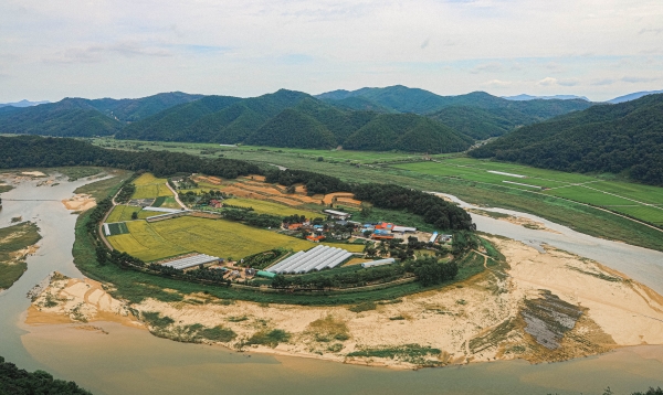 비룡산 회룡포 전망대에서 바라본 회룡포. 천혜의 자연환경인 회룡포를 한눈에 볼 수 있다.
