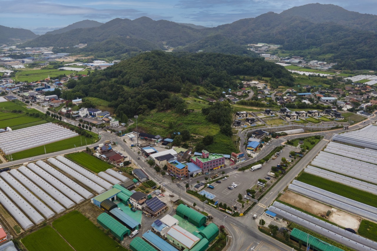 월항면 소재지인 안포5리는 동정과 안무실 등 자연부락과 함께 전원주택 단지인 월항문화마을이 있다. 서편 들을 건너 백천이 흘러 비옥한 평야와 33번 국도를 비롯, 지방도로가 교차하고 있어 교통이 편리하다. 성주가 전국 최대 참외생산지로 이름난 만큼 안포5리도 눈길이 닿는 곳마다 참외하우스가 눈에 띈다.