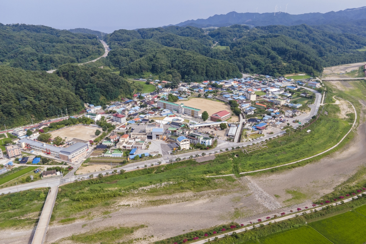 이현세 작가의 작품을 스토리텔링한 만화벽화거리가 있는 울진 매화마을은 유럽의 어느 아름답고 조그마한 소도시에 온 것 같은 느낌을 준다.