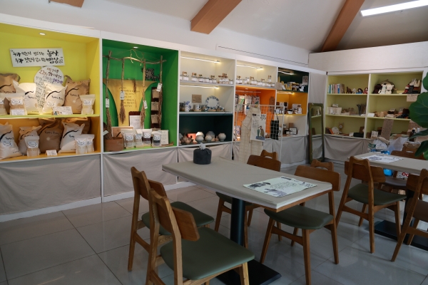 가은읍 아자개장터에 자리한 '희양상회'에서는 친환경농산물과 친환경제품을 판매한다.