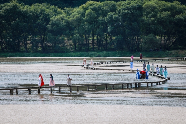 무섬외나무다리축제에서 재연된 가마행렬