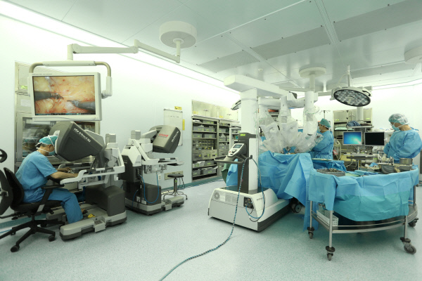 칼라-로봇수술장면