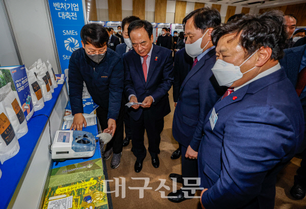 중소벤처기업대축전-부스투어1