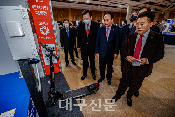 중소벤처기업대축전-부스투어2