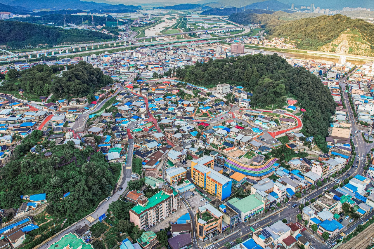 자산골 새뜰마을은 김천시내 한가운데에 솟아 있는 자산(紫山) 서쪽 자락에 형성된 마을로, 6.25 피난민들이 산비탈을 깎아 집을 짓고 살면서 형성된 달동네다. 2015년 새뜰마을사업을 통해 소방도로 개설, 축대 정비, CCTV 설치, 골목길 정비, 노후주택정비를 통해 생활안전 인프라를 구축했다. 마을 커뮤니티센터 내 위치한 마을기업 '카페 자산'은 원목 나무와 흰색 색상으로 꾸며진 한옥에서 여유로운 티타임을 가질 수 있는 명소로 유명해져 많은 관광객들의 방문이 끊이지 않고 있다. 김선국 객원사진기자