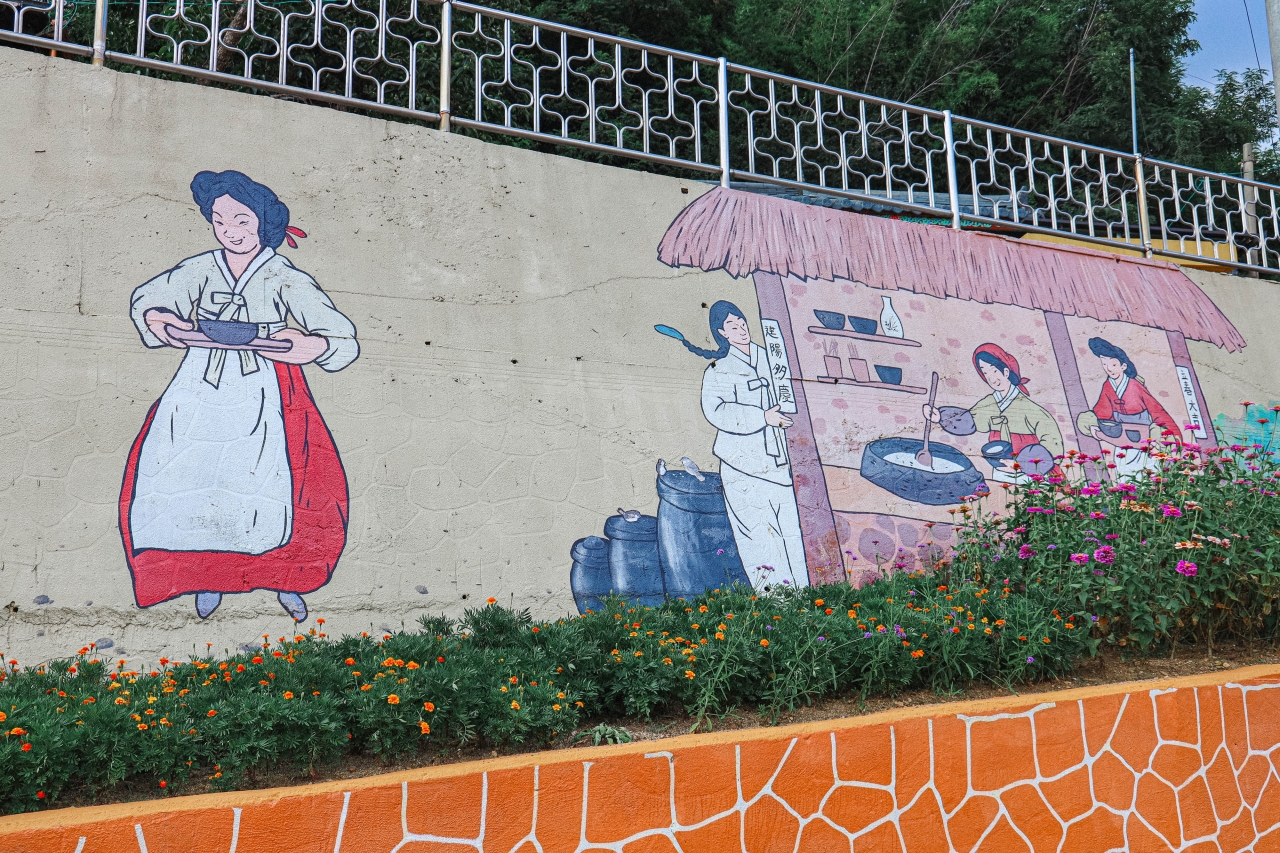 성내동 국밥 할머니 벽화. 국밥 장사를 하며 번 전 재산을 후진양성을 위해 기부하신 성내동할머니의 성품을 기리고자 그려진 벽화