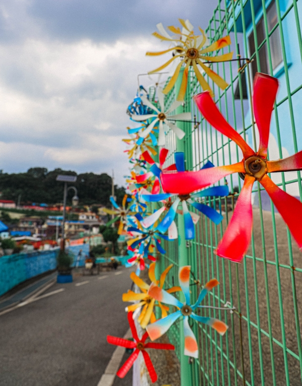 바람개비 벽화. 바람개비를 입체화해 표현한 벽화는 경사진 담벼락 공간이 마치 야외 갤러리 같은 느낌을 준다.