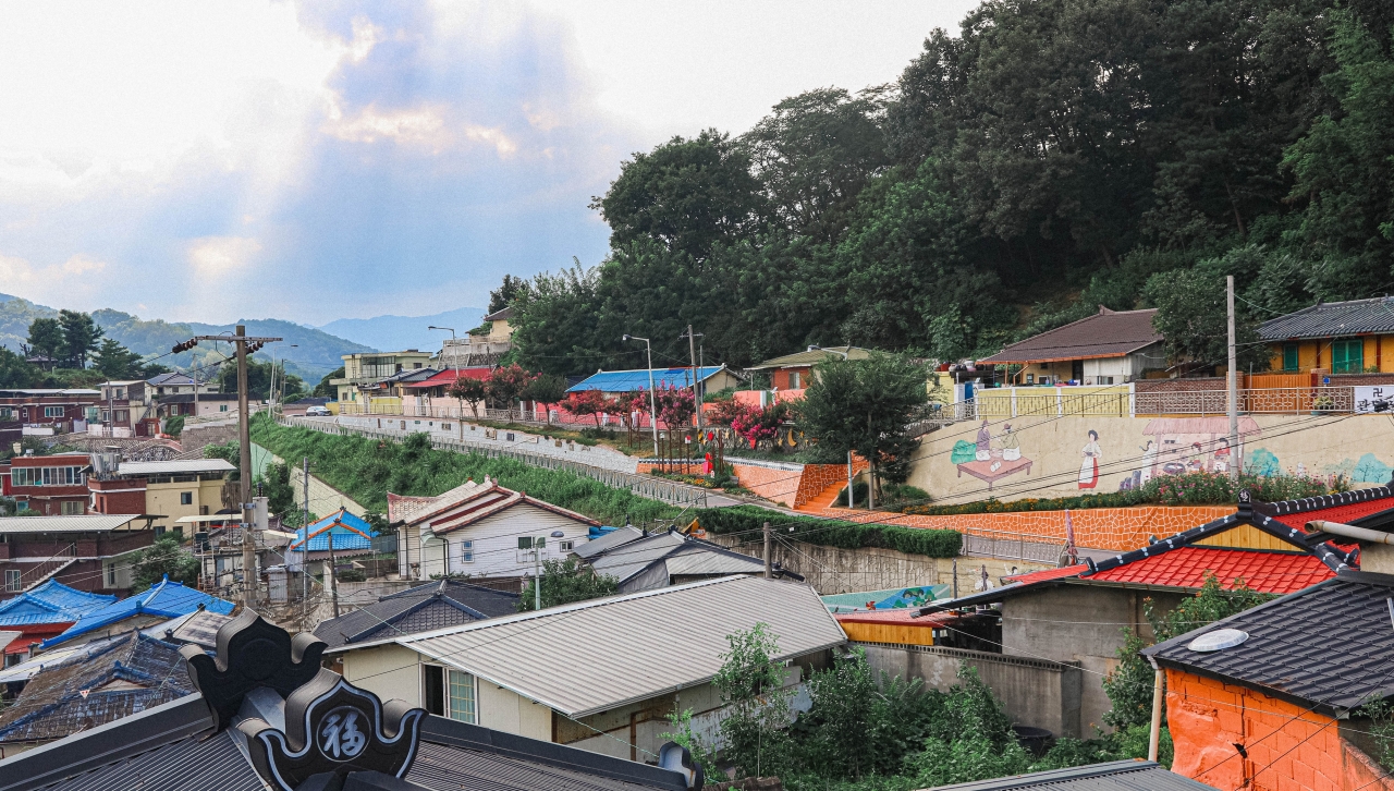 마을 전경. 자산의 서쪽 자락에 위치한 자산골 마을에서 바라본 마을 전경. 온종일 햇살이 가득하고 탁 트인 조망이 일품이다.