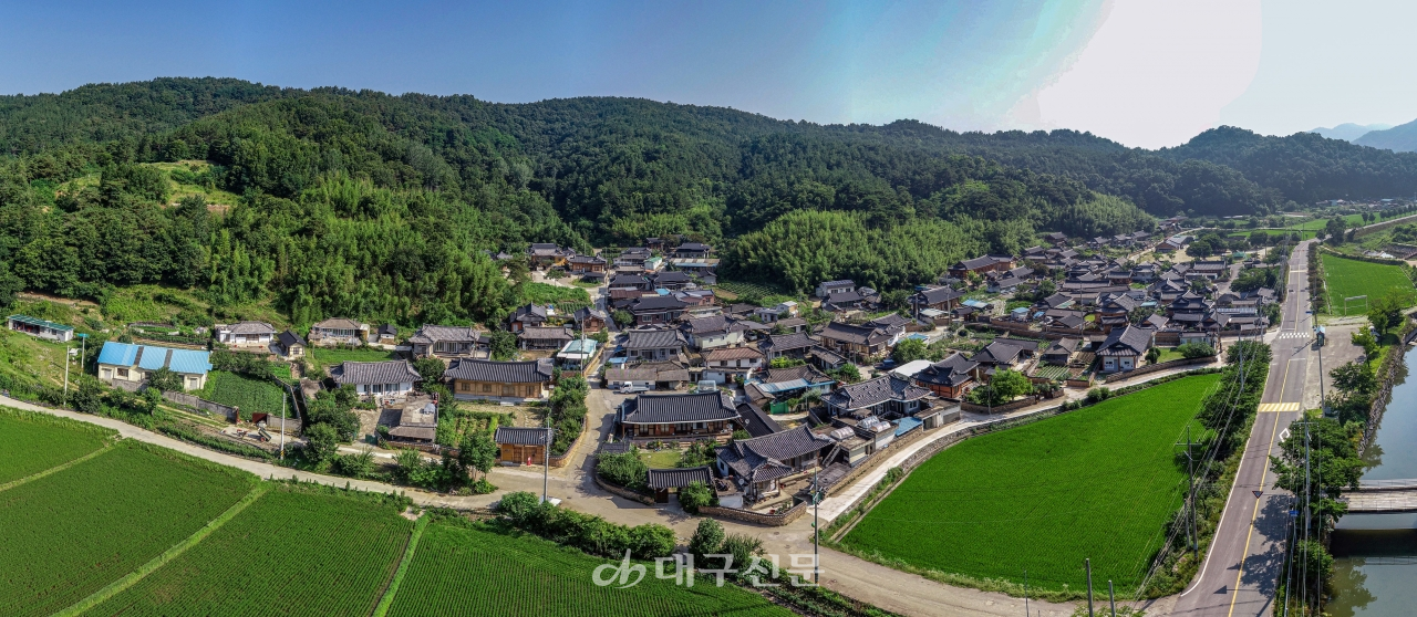고령군 쌍리면 합가1리, 개실마을은 조선시대 문신이자 성리학자인 점필재 김종직 선생의 후손이 터를 잡고 350년째 대를 이어 살고 있는 선산(일선) 김씨 집성촌이다. 마을 뒤쪽으로는 화개산과 대나무숲이, 앞쪽으로는 나비가 춤을 추는 모양새의 접무봉이 한눈에 들어온다. 전영호기자