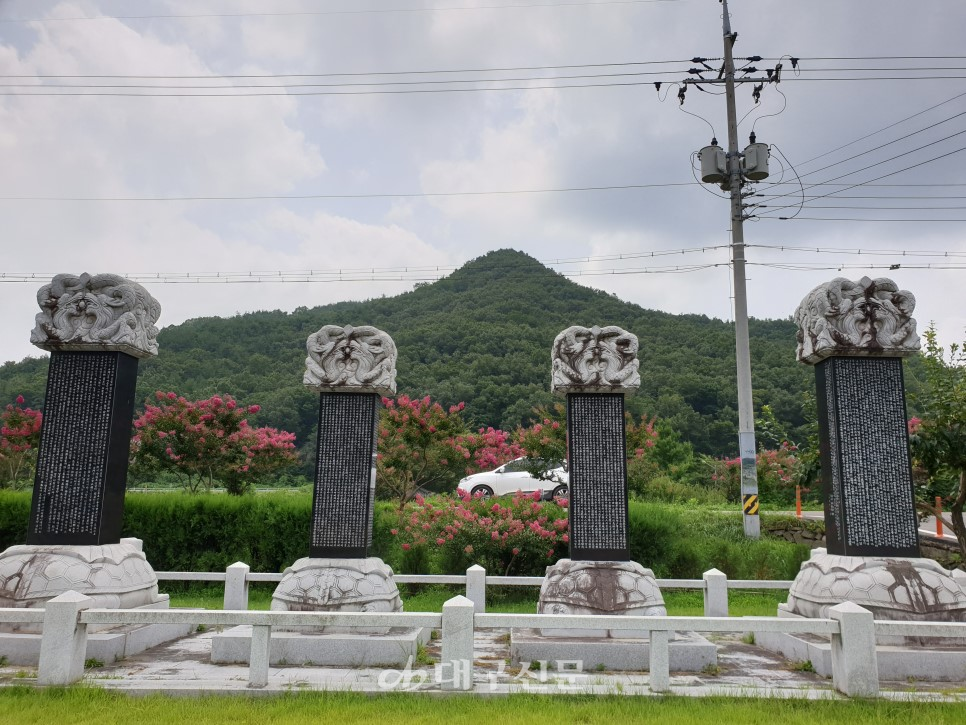 도연재 앞에는 김씨세거지비와 5대에 걸쳐 효를 행한 마을임을 알리는 비석이 있다.