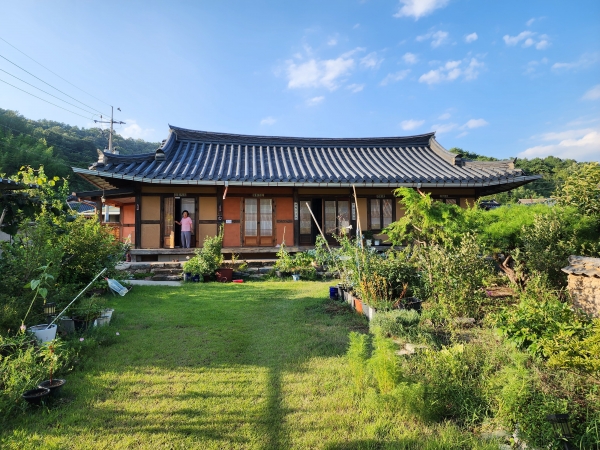 시골인심이 남아있는 한옥체험도 인기다. 안주인을 부르던 덕동댁이 민박집 이름이 됐다.