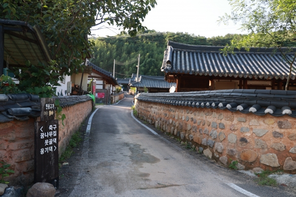 한옥과 토석담, 옛 정취를 그대로 간직하고 있는 개실마을. 안주인을 부르는 못골댁, 웅기댁이 민박집 이름이 되었다.