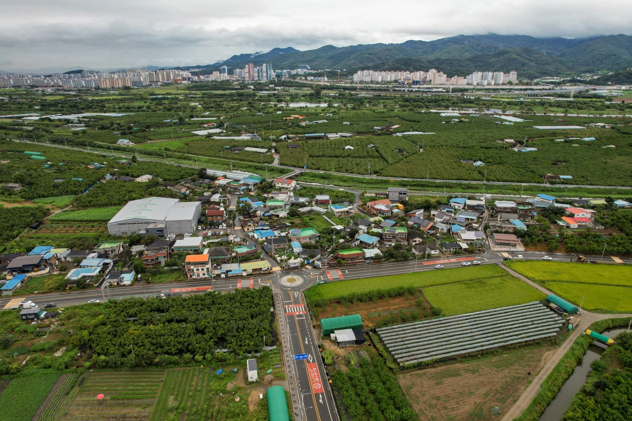 우리나라 대추의 70%를 생산하는 경산, 그중에서도 금구리는 경산대추의 약 40%를 생산할 정도로 가도가도 대추밭길이 이어져있다. 마을 남쪽으로 오목천이 흐르고 북쪽으로는 금호강이 흐르니 농사에는 천혜의 조건을 갖추고 있다. 김선국 객원사진기자