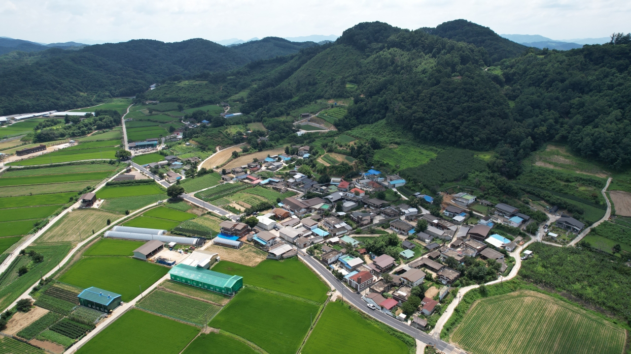 오봉산 정상 부근에 있던 마을이 70여년 전부터 하나둘 산아래로 내려와 새로운 터를 잡아 마을이 형성됐다. 함창 담꽃새 마을에서는 마을에서 생산한 콩으로 메주를 만들고, 된장과 간장을 담아 판매한다. 김선국 객원사진기자