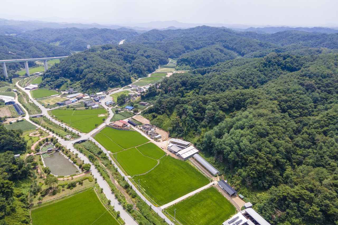 540년의 역사를 가진 '유록마을'은 마을 앞으로 내성천이 흐르고 호골산이 마을을 감싸고 있다. 대대로 충신과 열녀가 이어졌고 학문이 끊이지 않았던 마을은 이제 테마형 체험마을 '아기사슴 별별이야기'를 통해 선조들의 깊은 뜻을 계승발전시켜 나간다. 김선국 객원사진기자