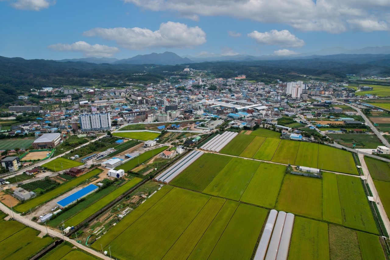 영덕군 영해면 성내5리는 경북 동해안 일대에서 가장 규모가 큰 장으로 알려져있는 영해만세시장을 끼고 있는 마을이다.주민 대부분이 자영업에 종사하는 만큼 전형적인 농촌마을이라기보다는 도시와 농촌의 중간 형태를 띠고 있다. 김선국 객원사진기자