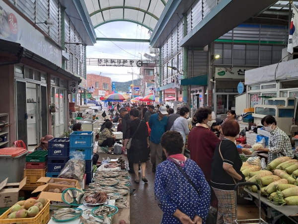 영해만세시장 장날에는 전국의 상인들과 물건을 사기 위한 사람들로 북적인다.